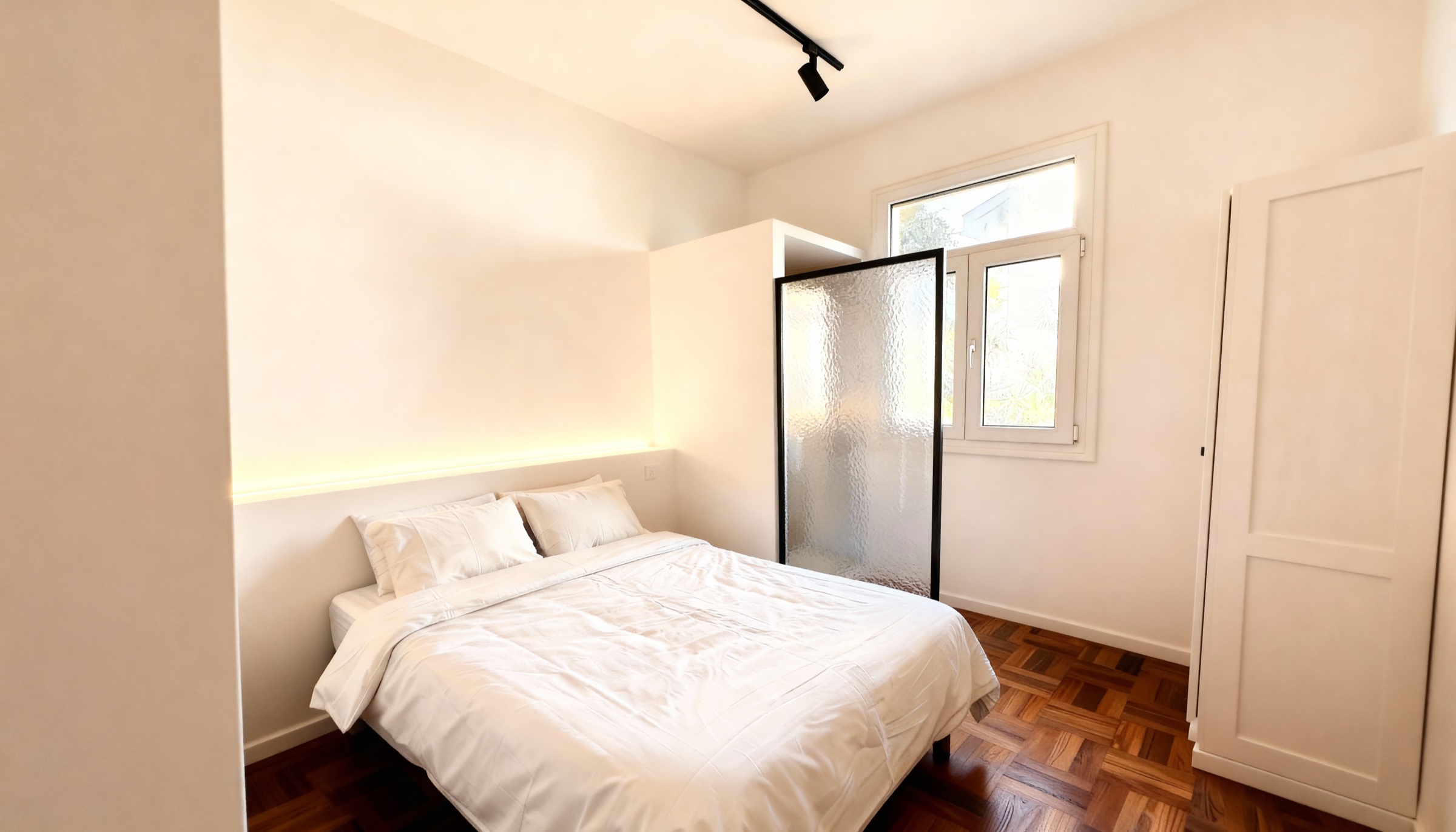 Bright private bedroom at the LOCKIN accommodation in central Funchal